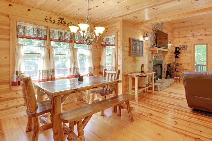 Private Ellijay Cabin w / Hot Tub & Amenities!