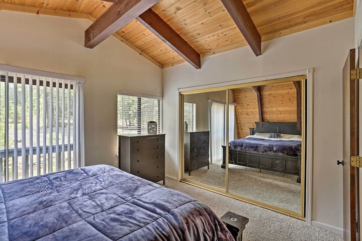 Chester Cabin w / Deck - Walk to Lake + Golfing!