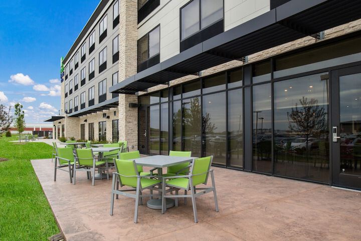 Holiday Inn Express & Suites Racine by IHG