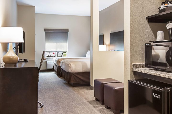 Comfort Suites Wooster near University Campus