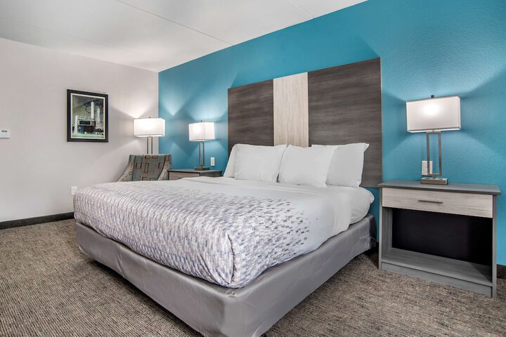 Room 12 of 32