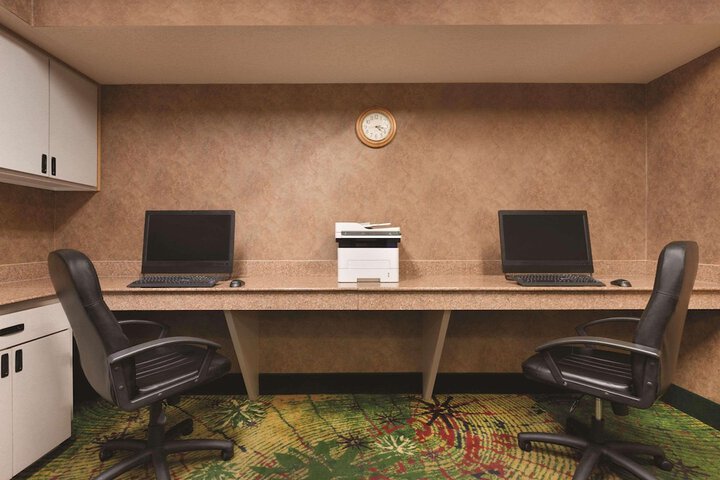 Business Center 15 of 16
