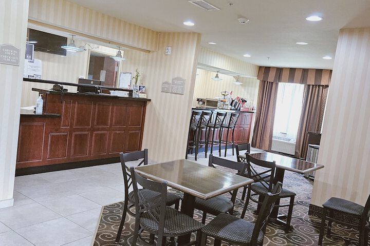 Cobblestone Inn & Suites - Bloomfield