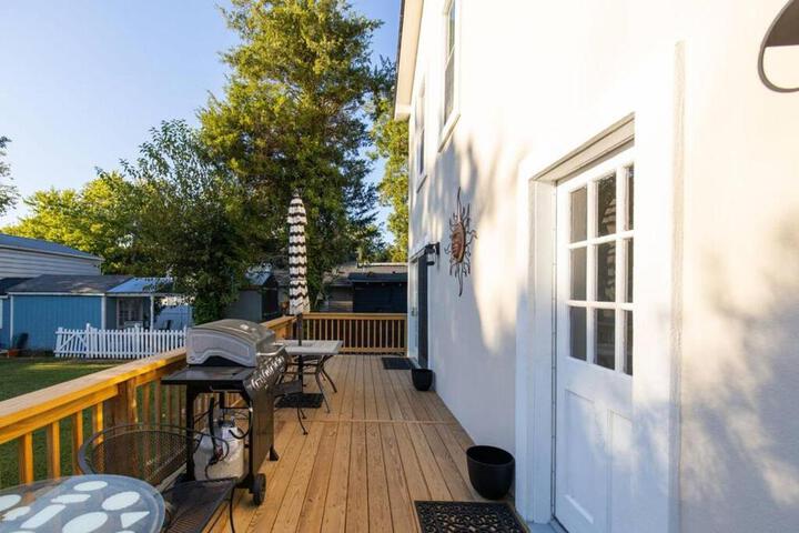 The Lyellton House: Water View Steps from Beach