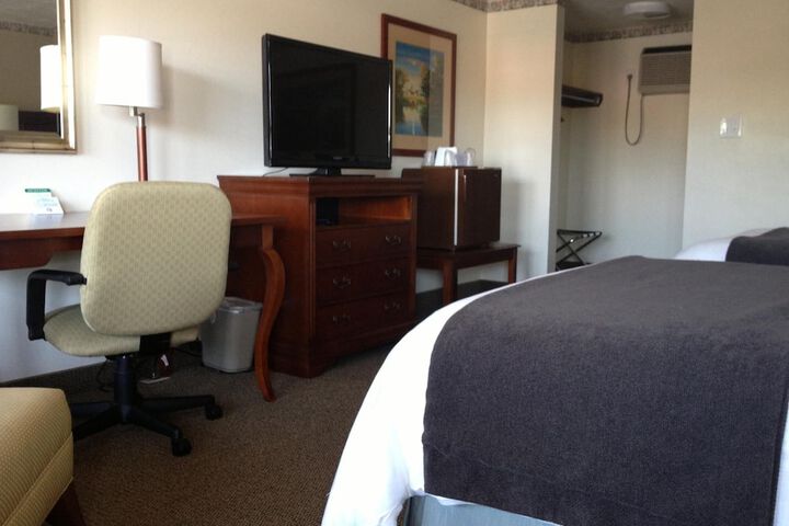 Holiday Hill Inn & Suites