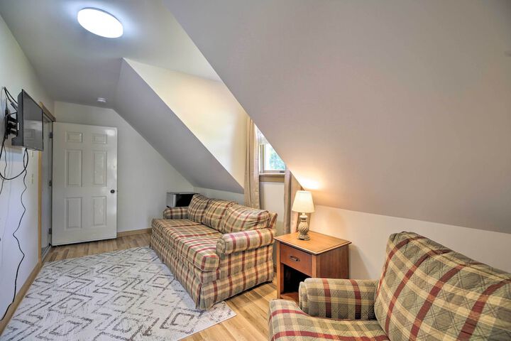 Lake Champlain Home w / Decks Kayaks & Fire Pit!