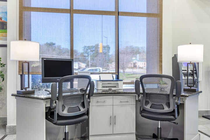 Business Center 36 of 36