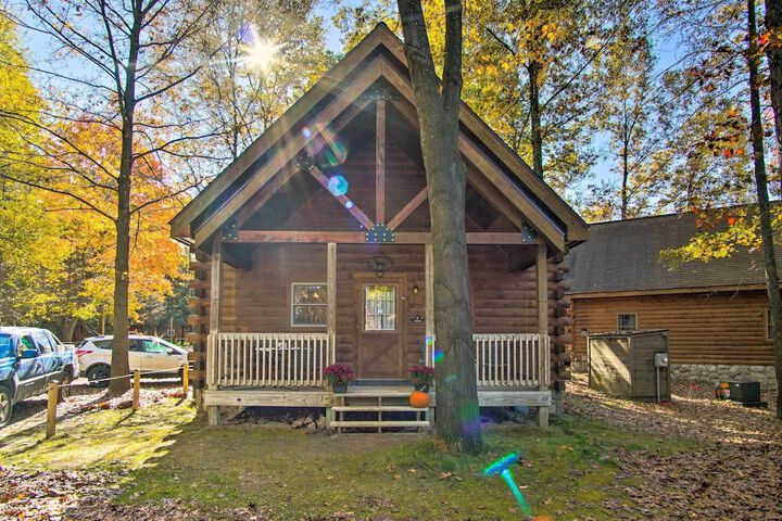 Rustic Rothbury Cabin w / Resort Amenity Access!