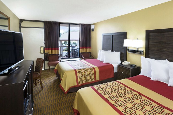 Days Inn by Wyndham Columbus-North Fort Moore
