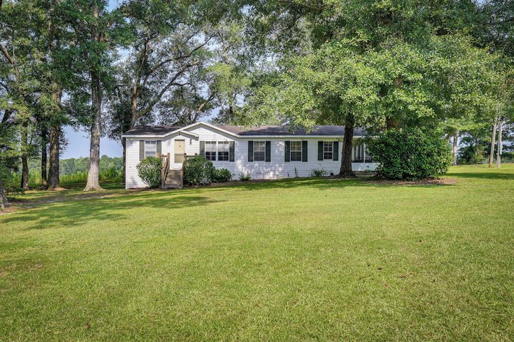 Sunny Florida Escape w / Screened-in Patio & Grill!