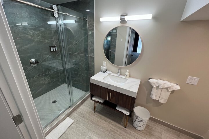 Lighthouse Inn & Suites