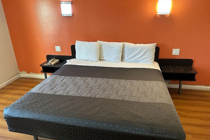 Room 7 of 11