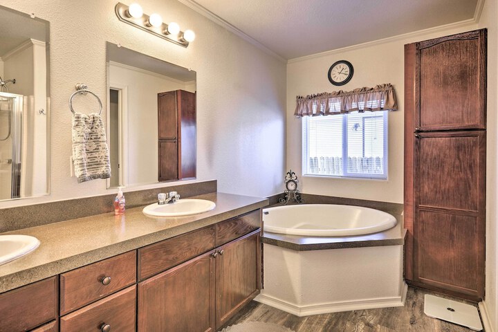 Peaceful Portales Escape w / Patio & Grill!