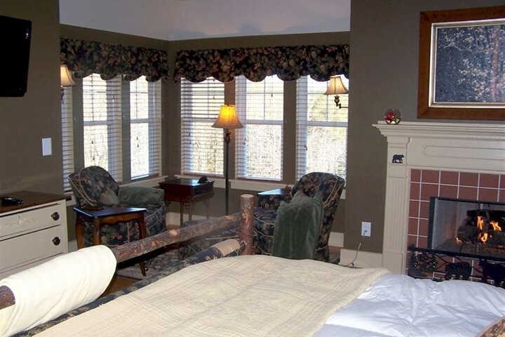 THREE PINES VIEW