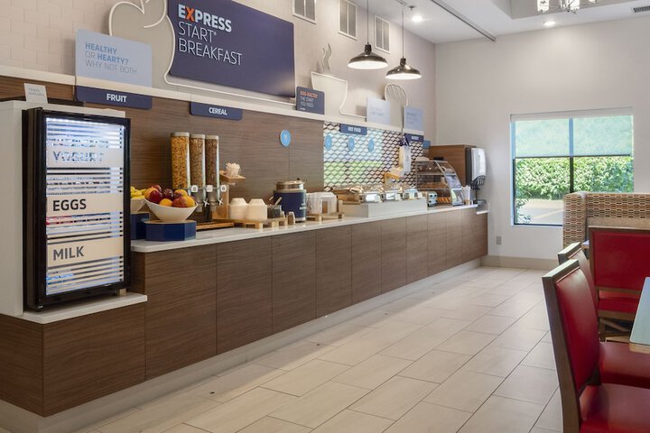Holiday Inn Express and Suites Newton by IHG