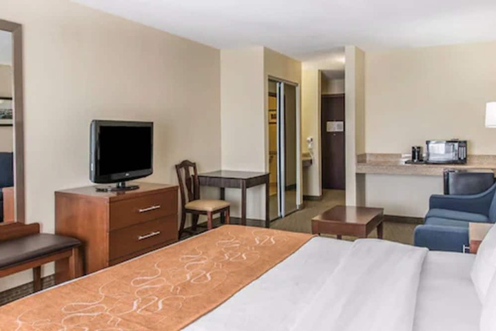 Room 33 of 42