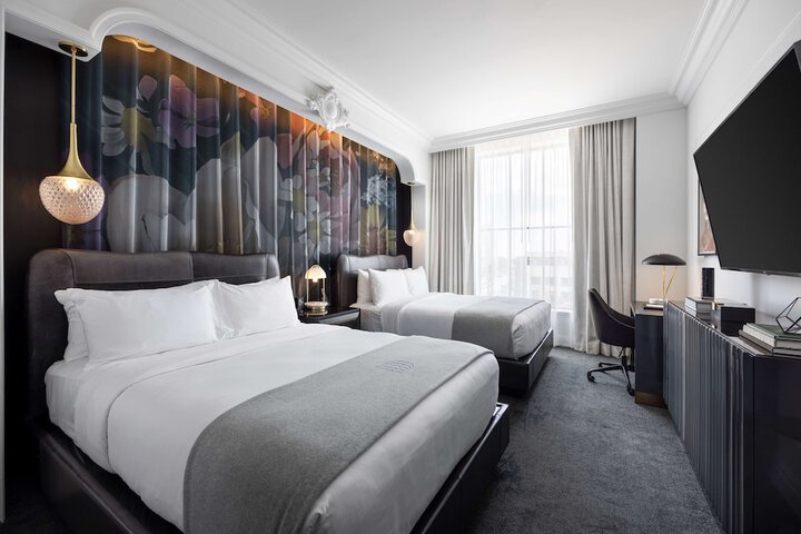 Room 32 of 68