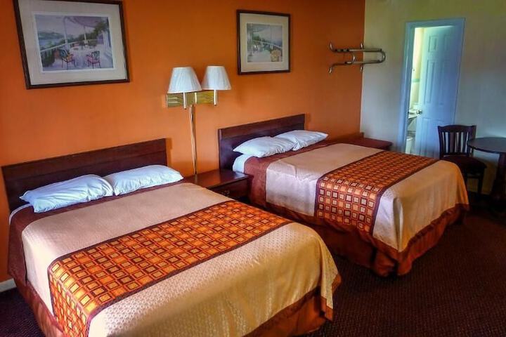 NASSAU HOLIDAY MOTEL