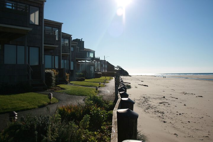 The Waves / The Argonauta Inn/The White Heron Lodge