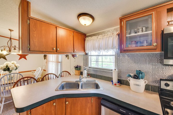 Sunny Florida Escape w / Screened-in Patio & Grill!