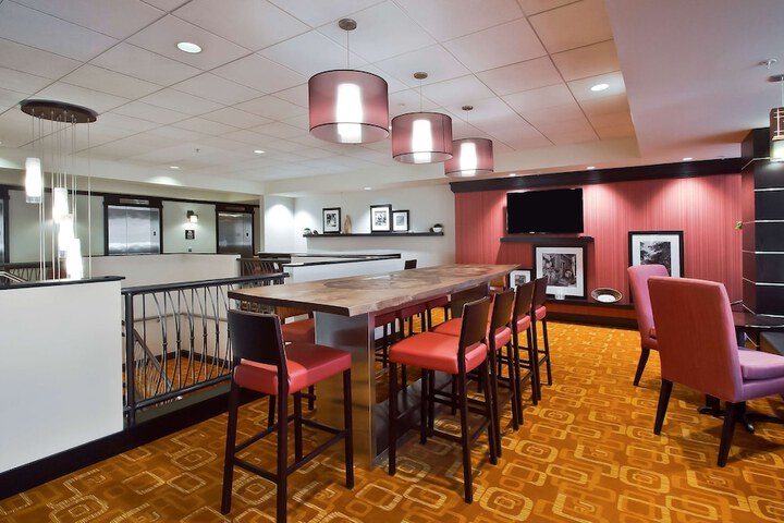 Hampton Inn & Suites Columbus-Downtown