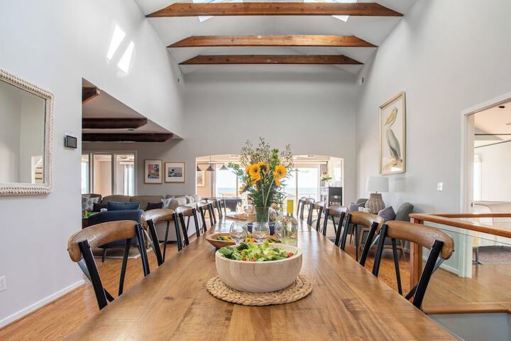 Lighthouse by Avantstay Beachfront View Home w / Pool Table & Ping Pong