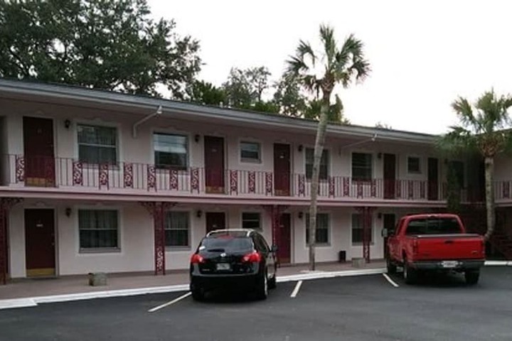 Carriage Inn Motel