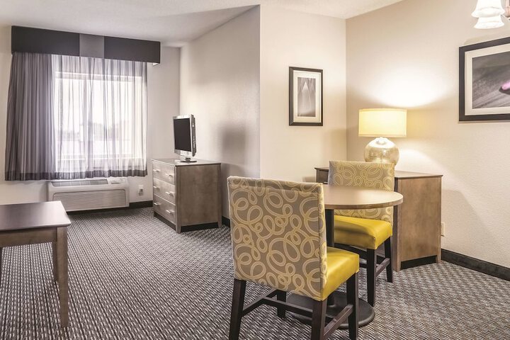 La Quinta Inn & Suites by Wyndham Hartford - Bradley Airport