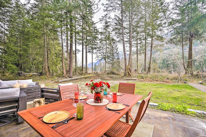 Heated Swim Spa! 15-acre Cabin on Skykomish River