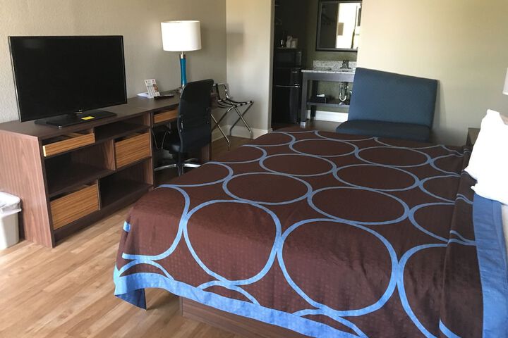 Room 10 of 18