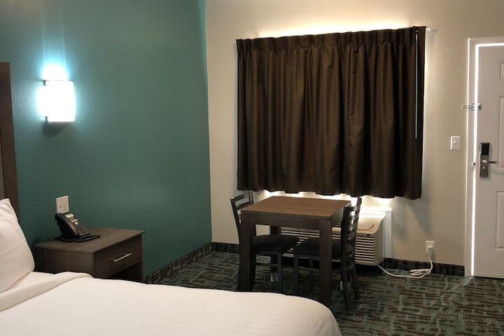 Room 7 of 8