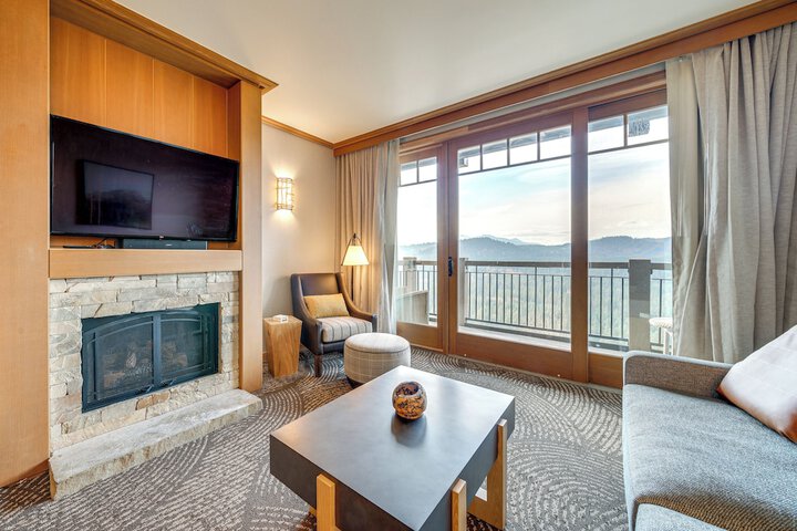 Mountain Views & Pool Access: Cle Elum Condo!