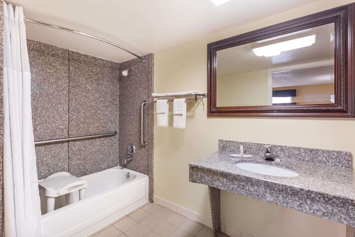 Days Inn & Suites by Wyndham Warner Robins Near Robins AFB