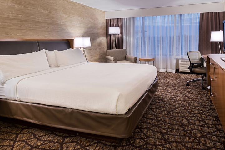 Holiday Inn Hotel & Suites Warren by IHG