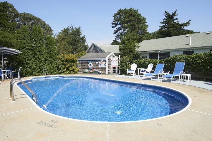 Allen Harbor Breeze Inn & Gardens