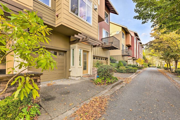 Walk to Local Shops & Eats! Quaint Issaquah Home