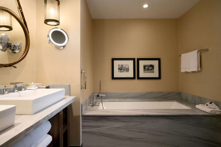 Room 43 of 172
