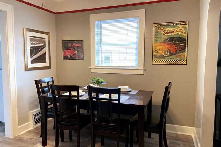 Automaniac Spot in the Heart of Pontiac 3 Beds 2 Baths