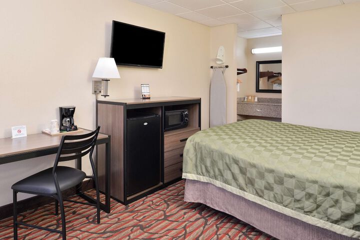 Room 8 of 16