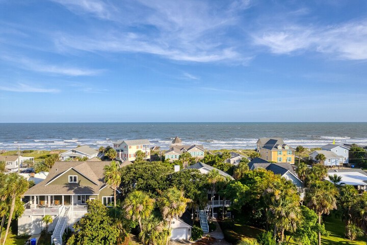 Hemlock by Avantstay Minutes From Folly Beach w / Multiple Patios