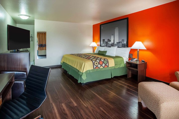 Room 27 of 33