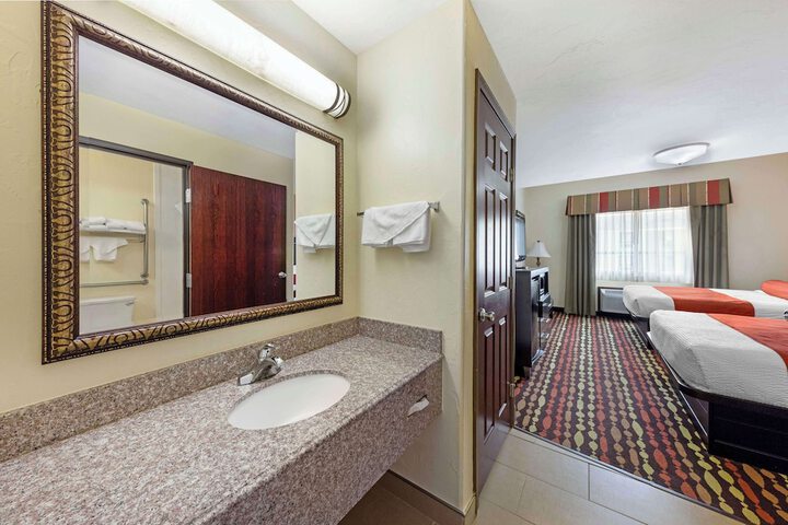 Room 11 of 28