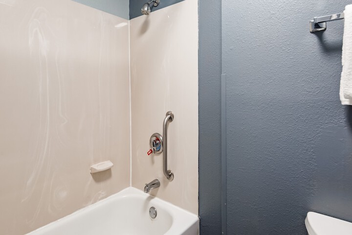 Room 11 of 32