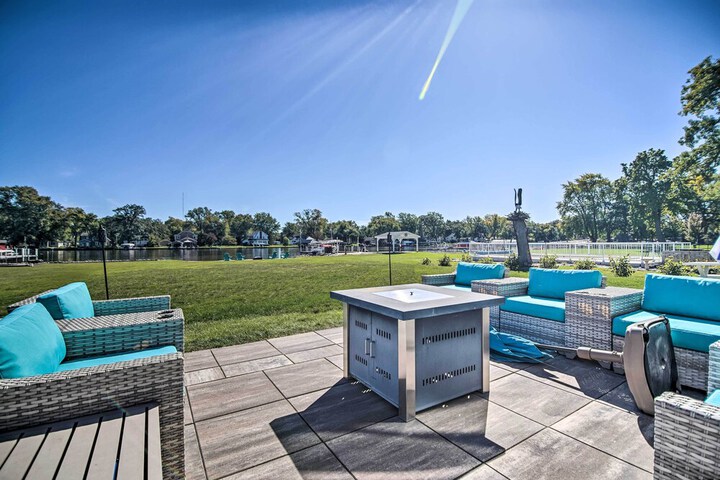 Home on Fox River: Modern Decor Style!
