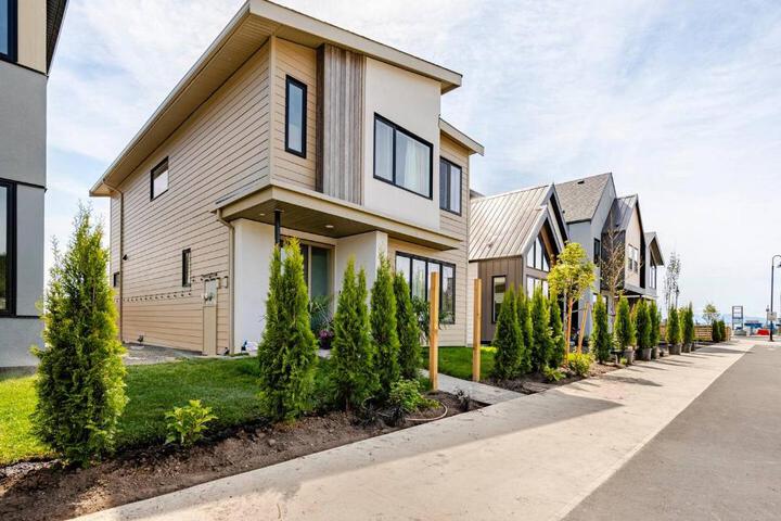 Victorias Family Oceanside Retreat brand new 2br basement