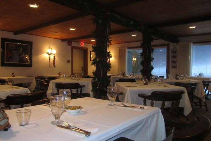 Dining 44 of 50