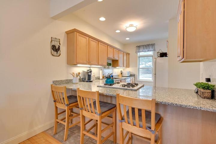 Bright Condo w / Community Perks: Near Ski Quechee!