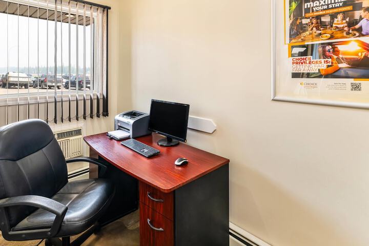 Econo Lodge Inn & Suites