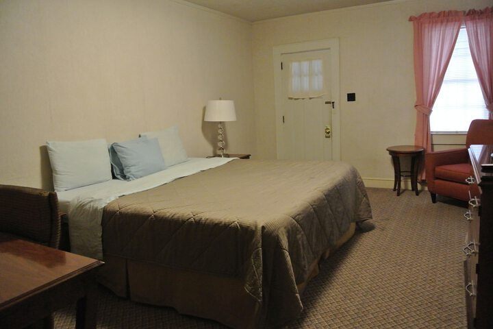 RoseWood Inn