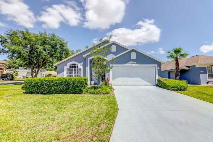 Southern Breeze Great Pool Space! 4 Bedroom Home by RedAwning